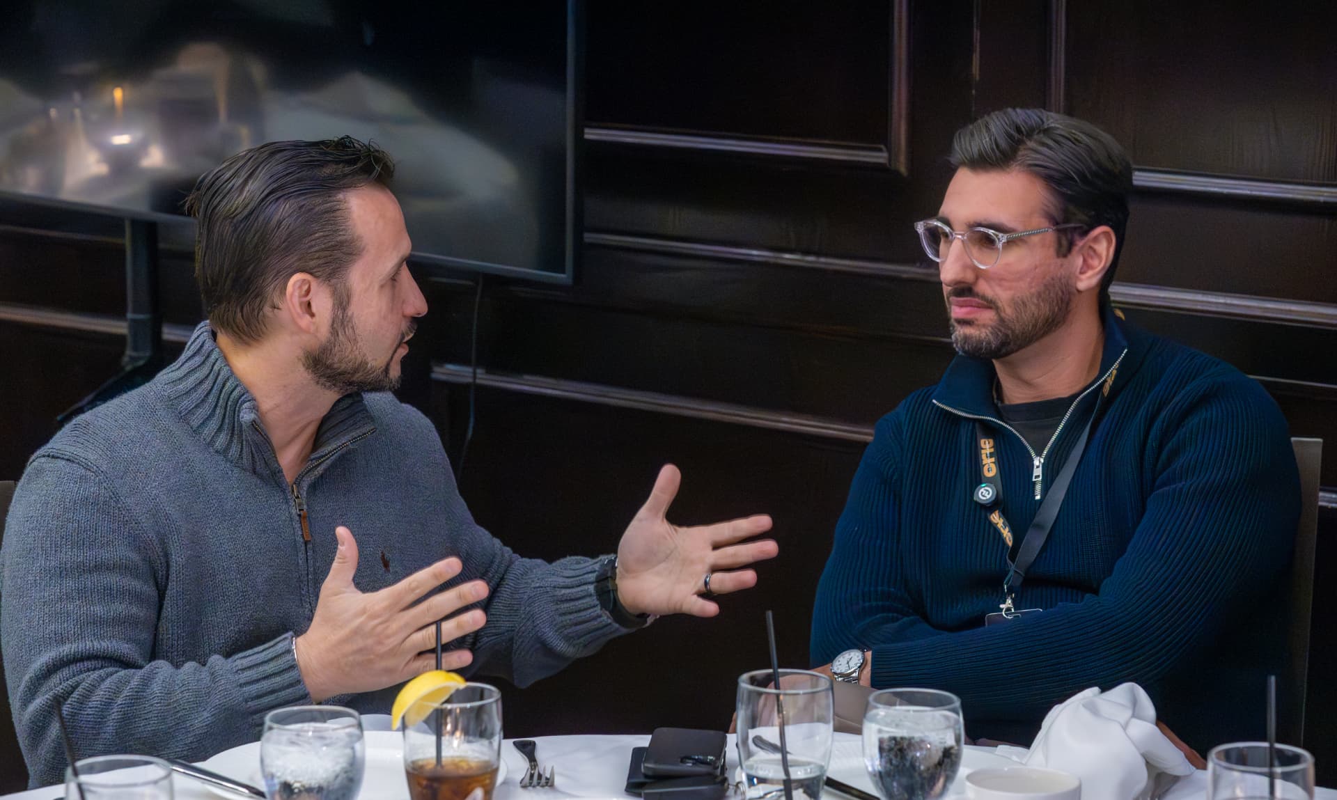 Dois empresários conversando à mesa