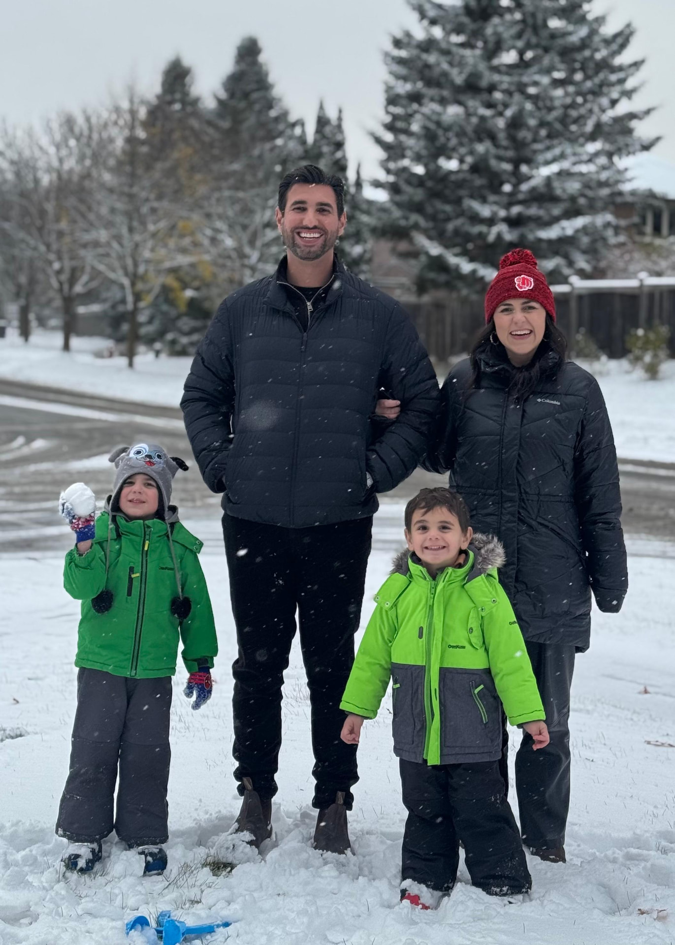Rafael e a família posando na neve