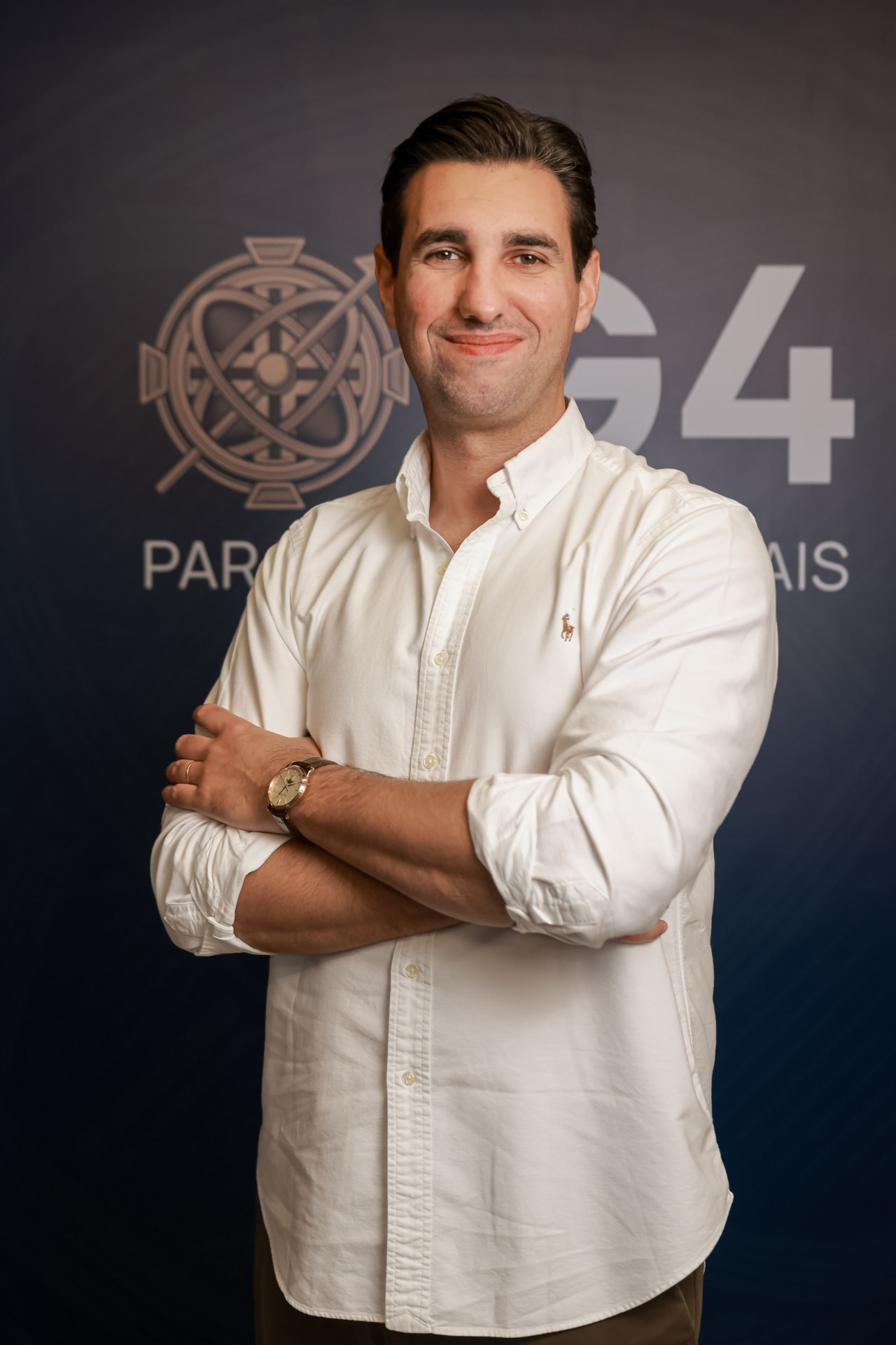 Rafael Baptista de braços cruzados à mesa do escritório